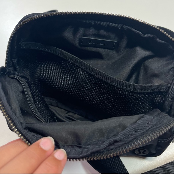 Lululemon Everywhere Black Belt Bag - Picture 9 of 12